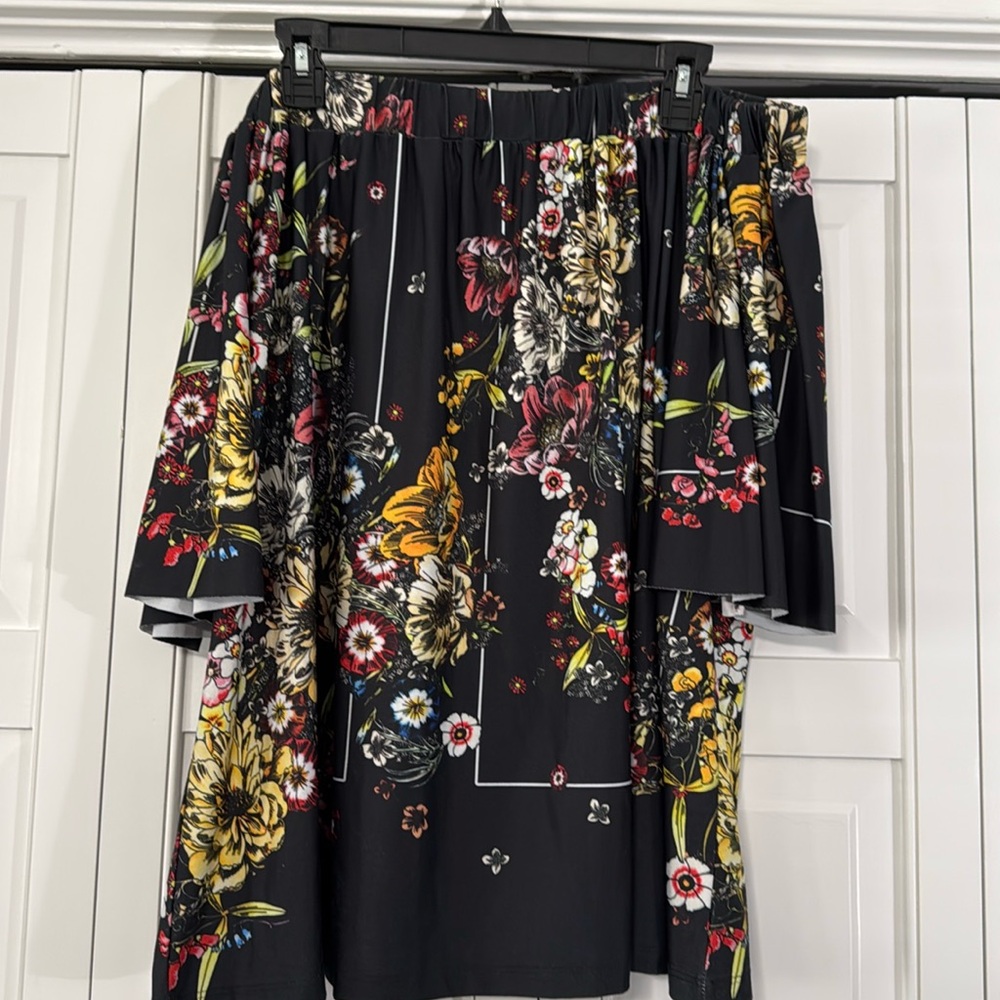 Women’s Isle off the shoulder blouse. Size Large. Excellent Condition.